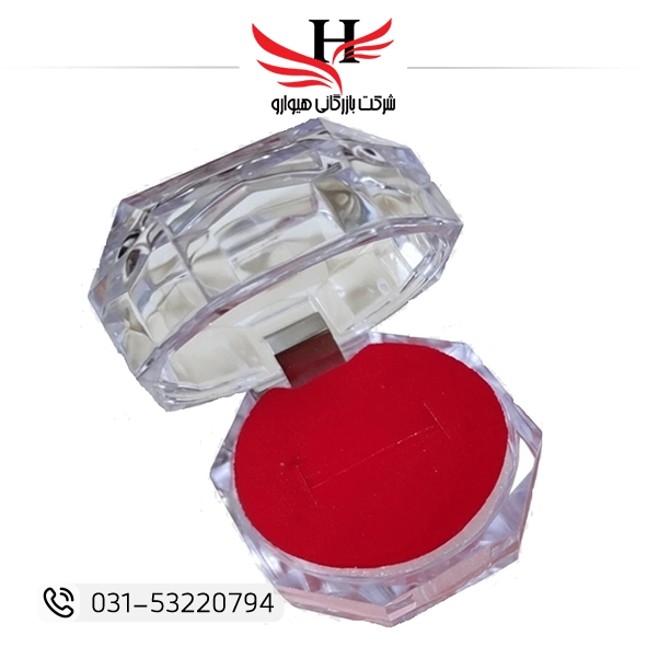 جعبه پلاستیکی شفاف جای انگشتر کد 0015 با بدنه کریستالی شفاف و داخل مخملی قرمز، مناسب بسته بندی و نمایش انگشتر در طلافروشی و فروشگاه بدلیجات